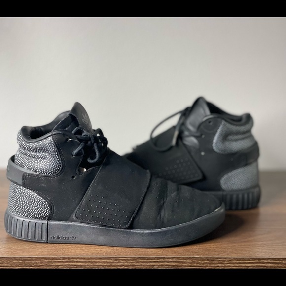 Size 6.5(M)/ 8(W) - adidas Tubular Invader Strap Triple Black BB1169 - Picture 1 of 6